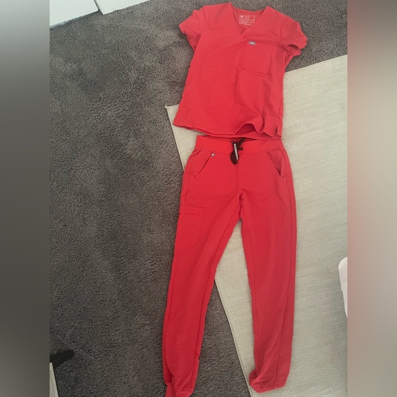 Figs Neon Red - Picture 2 of 3